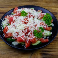 Salată bulgărească - rețeta clasică, sănătoasă și plină de arome