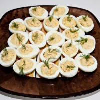 Ouă umplute cu pate de pui, hrănitoare și bogate în proteine