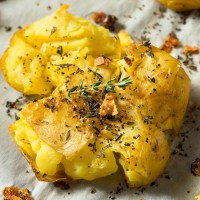 Cartofi zdrobiți la cuptor, cu usturoi și rozmarin