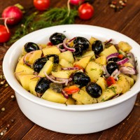 Salată orientală cu ouă, măsline și ceapă roșie