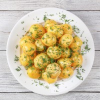 Cartofi noi natur cu unt, mărar și usturoi