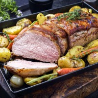 Mușchi de porc cu sos de mere și legume, la cuptor