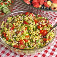 Salată cu porumb, roșii și brânză