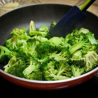 Broccoli la tigaie, cu usturoi și ulei de măsline