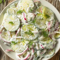 Salată de castraveți cu iaurt. Se face în 5 minute și este delicios de răcoritoare și aromată