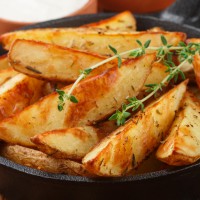 Cartofi wedges fierți și prăjiți