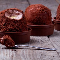 Tartufo: Înghețată italiană în formă de minge, acoperită cu ciocolată