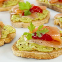 Bruschete cu somon afumat, avocado și brânza feta