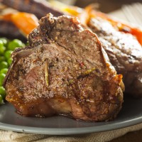 Cotlete de miel la grătar, cu morcovi și mazăre
