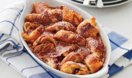 Budincă de croissante cu sos caramel