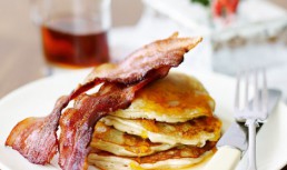 Pancakes Cu Bacon Si Sirop De Artar