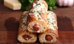 Garlic bread umplută cu cârnăciori