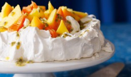 Pavlova Cu Cocos Si Fructe Tropicale