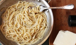 Cacio e Pepe (Spaghete cu parmezan și piper)