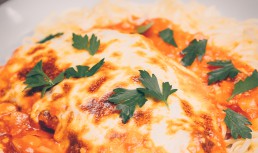 Pollo parmigiana - șnițel de pui cu sos de roșii și mozzarella