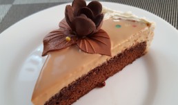 Tort Cu Mousse De Banane Si Glazura De Ciocolata