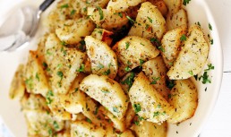 Cartofi în stil italian, cu usturoi și parmezan