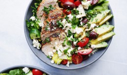 Salată mediteraneană cu piept de pui