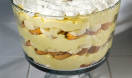 Budincă de vanilie cu banane și frișcă