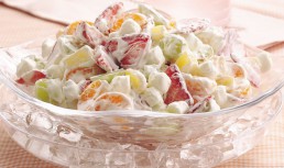 Salată de fructe cu mascarpone și frișcă