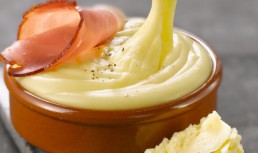 Pommes Aligot - cea mai tare combinație între piure de cartofi și brânză