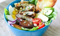 Salata cu pui, avocado si bacon