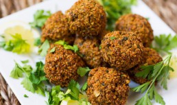Falafel arăbesc cu salată tabouleh