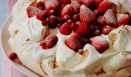 Pavlova cu frișcă și căpșuni