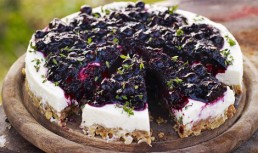 Tarta cu coacaze negre, branza de capra si cimbru
