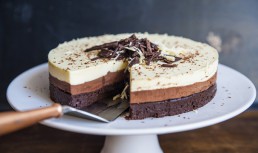 Tort cu mousse de ciocolată în trei culori