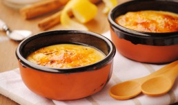 Cremă catalană cu zahăr caramelizat