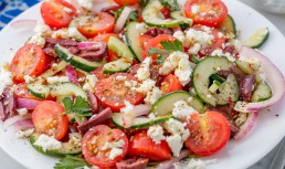 Cum să faci o salată grecească PERFECTĂ