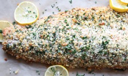 Somon în crustă de parmezan. Crocant, delicios și cu o savoare aparte