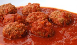 Chifteluțe marinate în sos de roșii