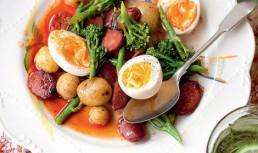 Salată de broccoli cu chorizo, cartofi noi și ouă