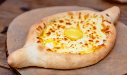Khachapuri - plăcintă georgiană cu brânză