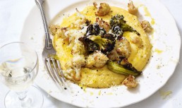 Conopidă și broccoli coapte, cu mămăligă