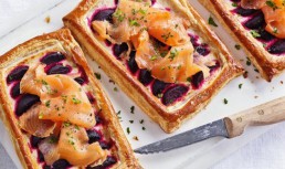 Tarte cu sfecla, somon afumat si hrean