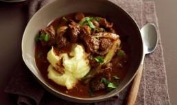 Tocanita de vita cu ciuperci la slow cooker