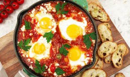 Shakshouka - ouă în sos de roșii
