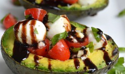 Avocado umplut cu salată caprese