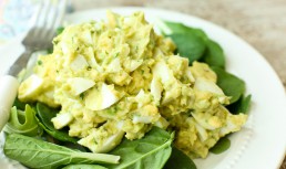 Salată cu ouă fierte și avocado