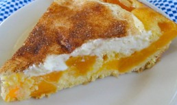 Placinta cu piersici si crema de branza
