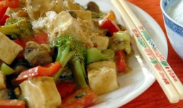 Tofu cu legume, in sos de arahide