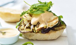 Burger cu legume si halloumi si iaurt condimentat