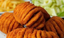 Piept de pui acordeon în crustă de pesmet