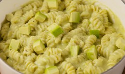 Mac & cheese cu avocado