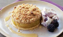 Crumble De Mere Si Pere Cu Crema De Mure