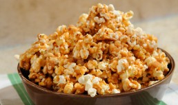 Popcorn cu caramel simplu și rapid