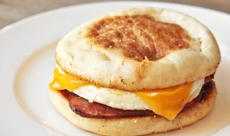 Cum să faci Egg McMuffin perfect, acasă